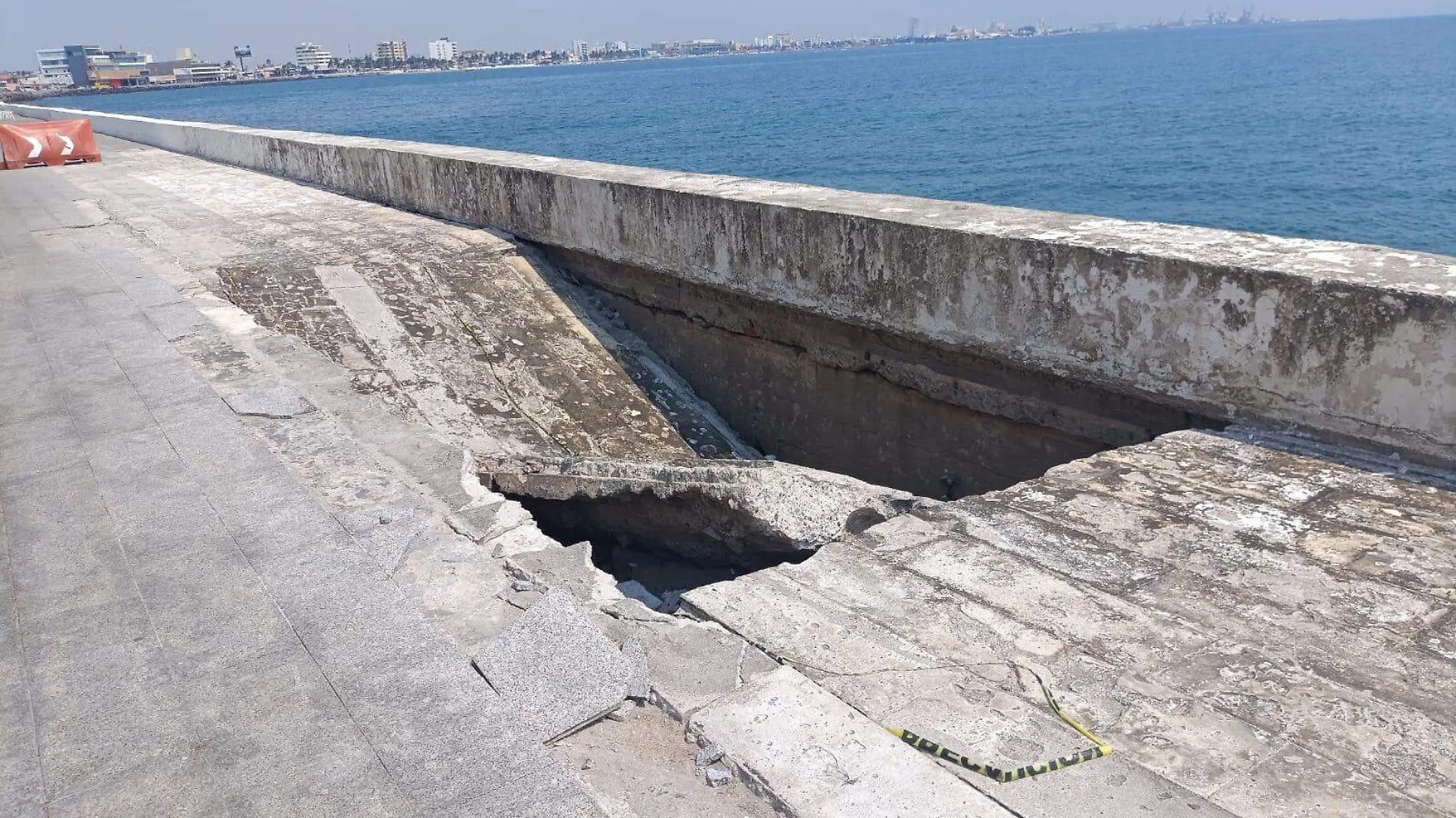 Sigue creciendo socavón del Bulevar Ávila Camacho en Boca del Río